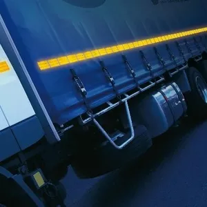 Светоотражающая лента для контурной маркировки грузовиков.