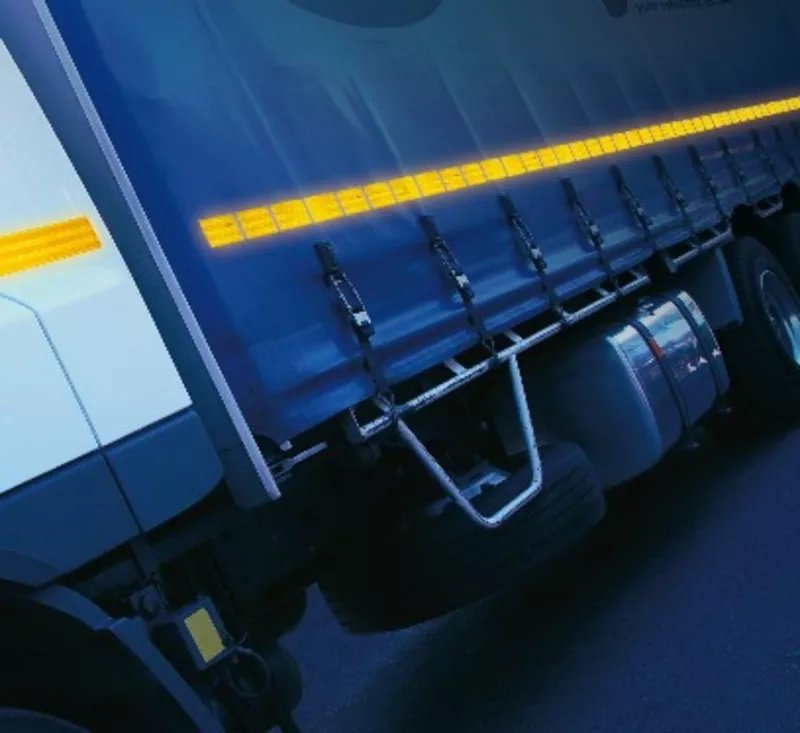 Светоотражающая лента для контурной маркировки грузовиков.